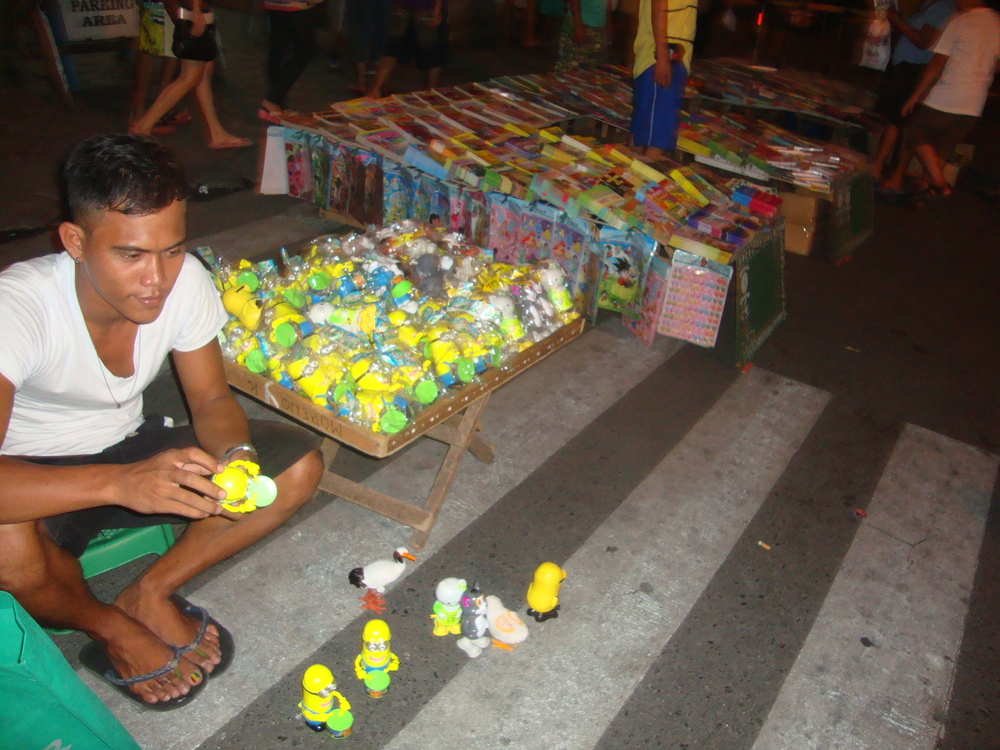 Филипини, продавач на играчки в Олонгапо
