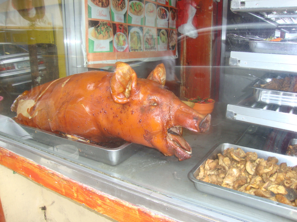 Филипините, печено прасе, продава се на открито
