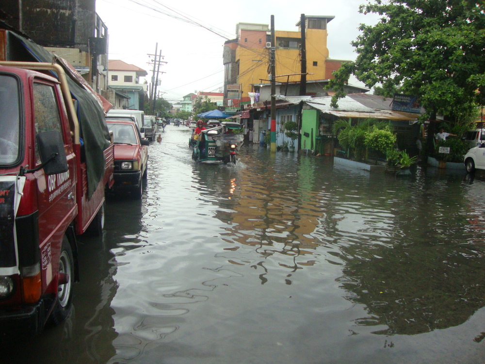 Филипини, наводнени улици в Олонгапо
