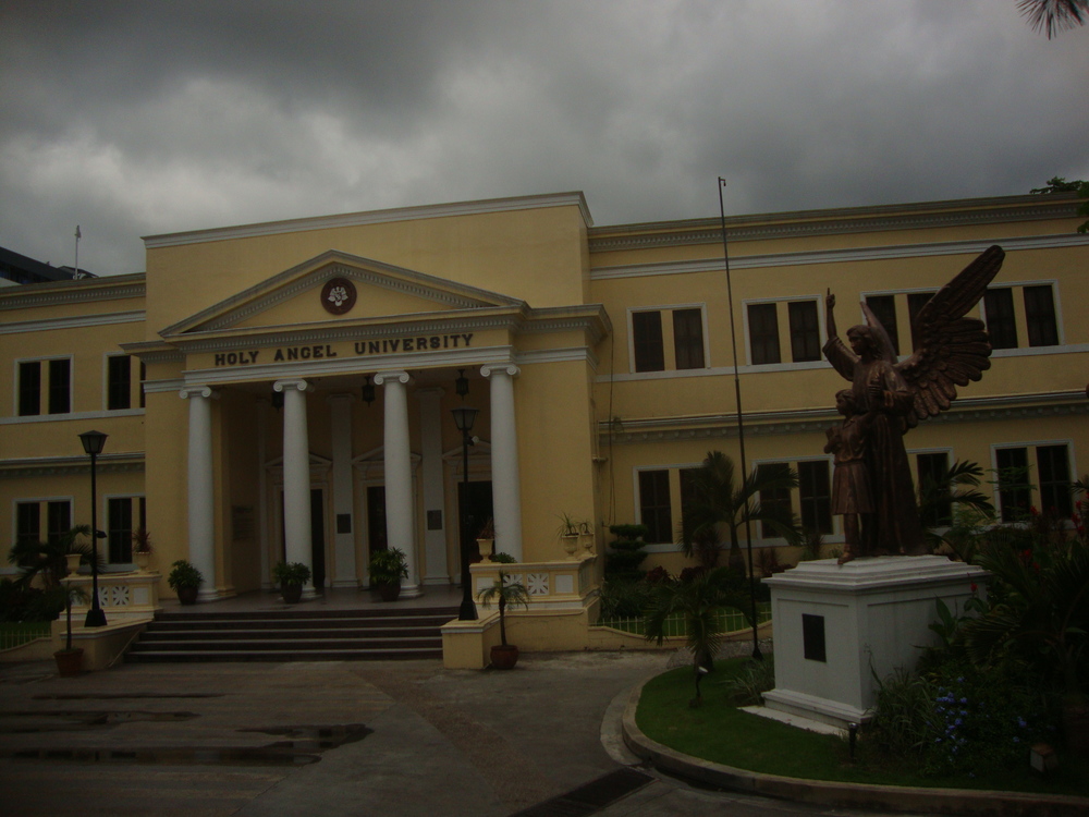 Филипините, университетът "Светият ангел" в Ангелес
