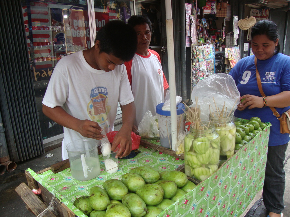 Филипините, зелено манго на клечка
