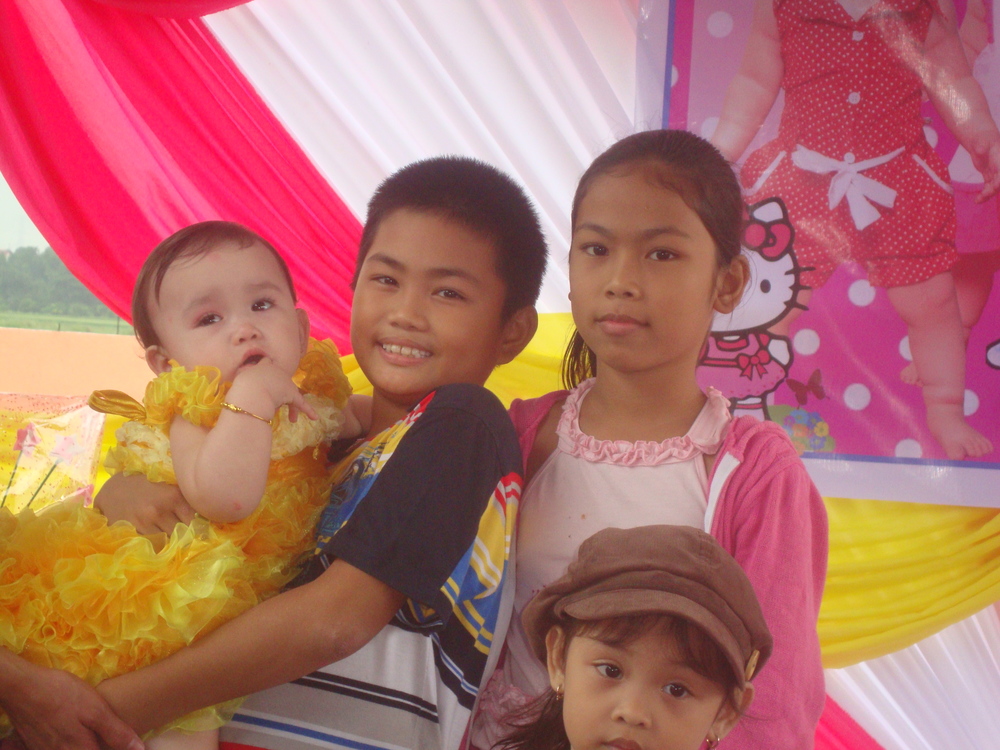 Филипините, Джанел с батко си и братовчедки
