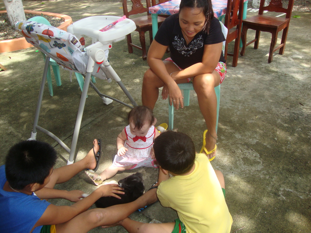 Филипините, на сбогуване - Джени с децата и кученцето
