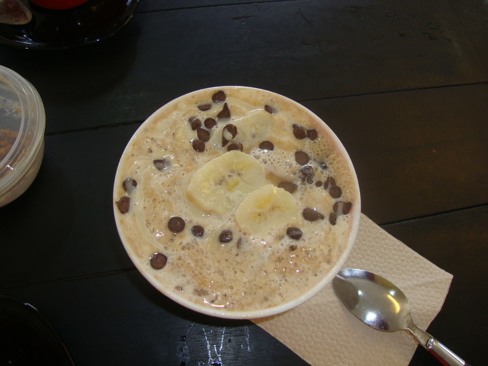 Филипините, корейски десерт с банани, кафе и натрошен лед, предлага се в кафе "Куко"
