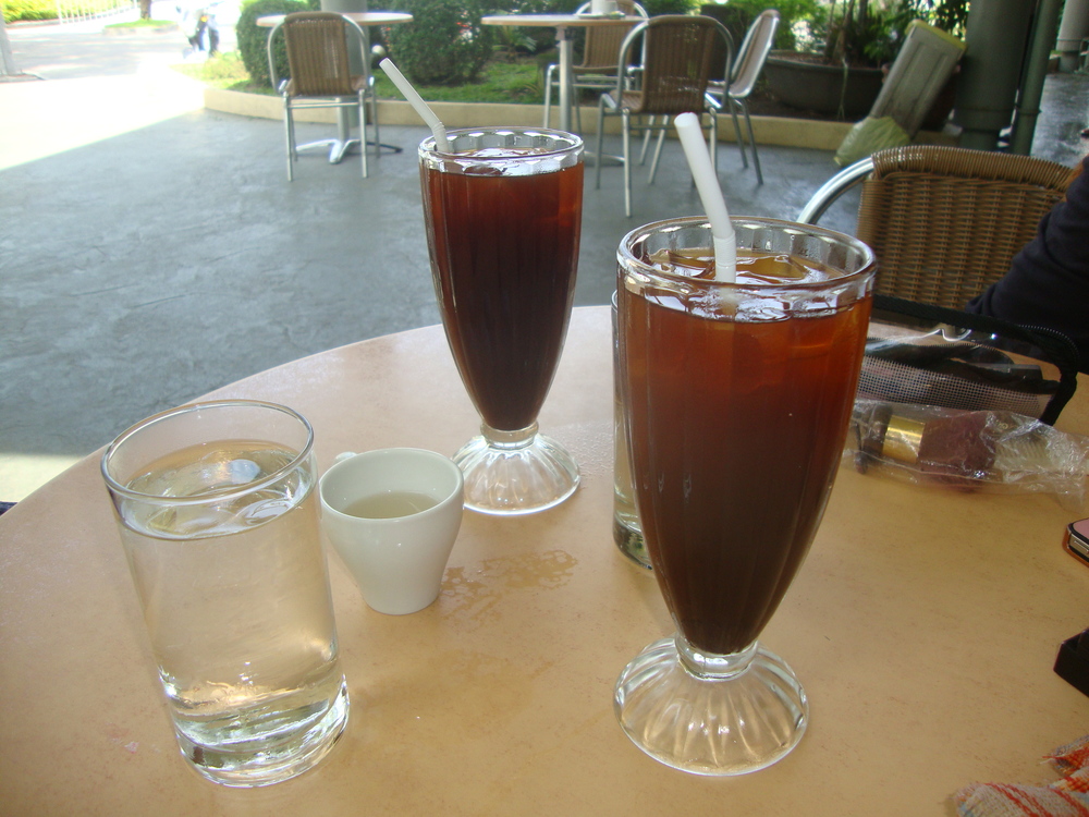Филипините, ледено кафе, в малката чашка - захарен сироп за подслаждане
