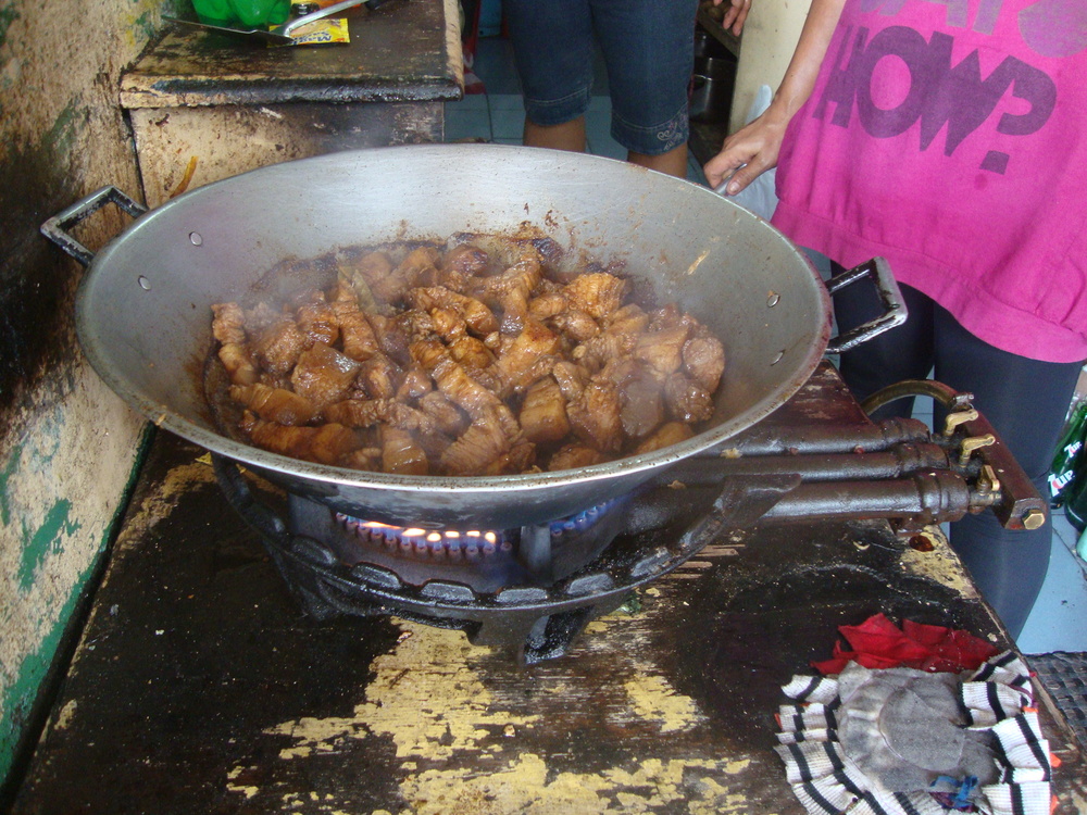 Филипините, свинско адобо, готви се на улицата
