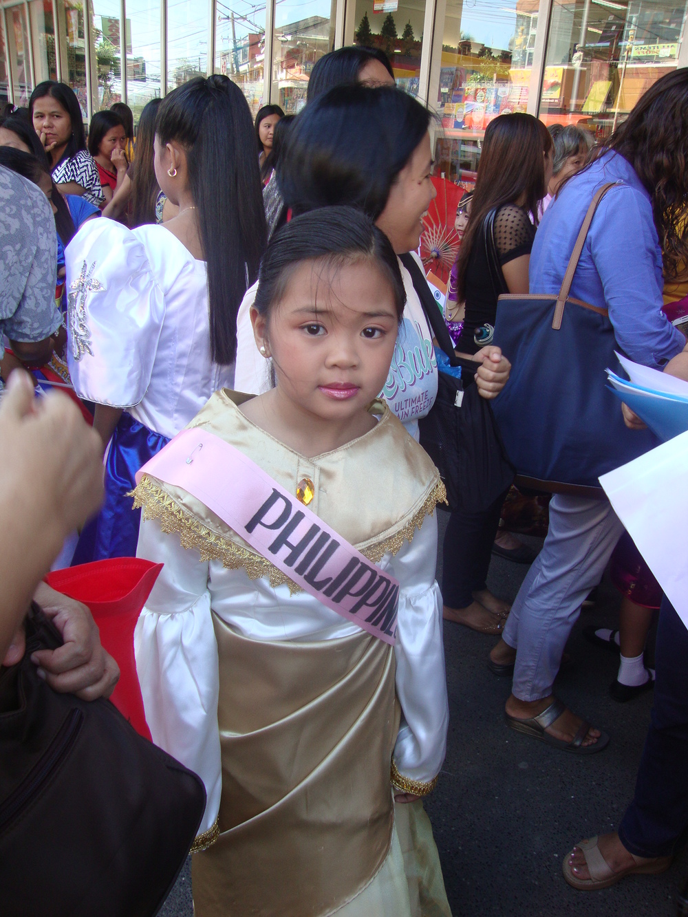Филипините, сая или филипиниана е филипинската национална рокля
