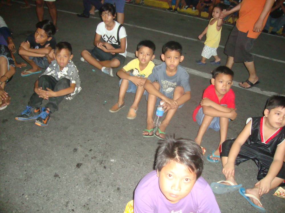 Филипините, деца гледат анимация
