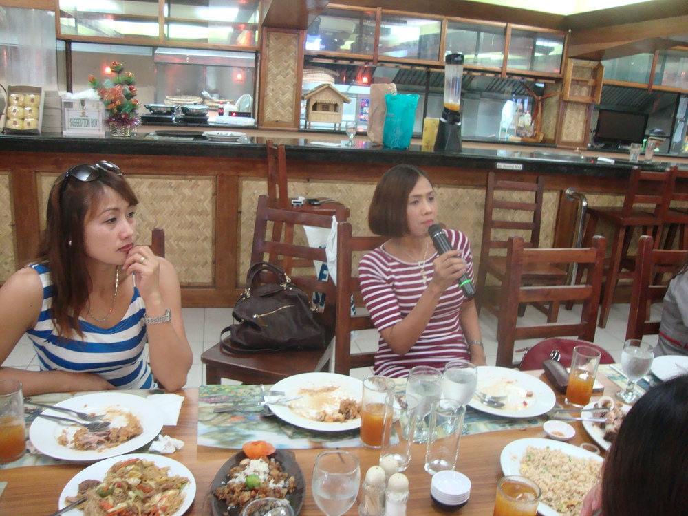 Филипините, Агнес пее, вляво е Кими

