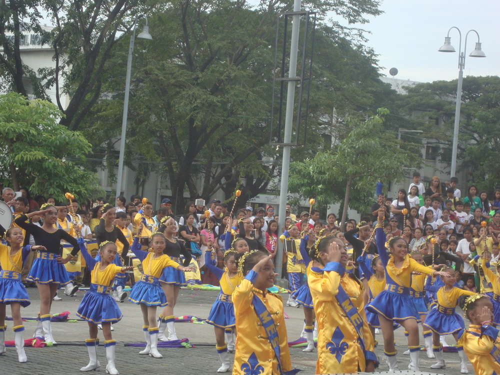 Филипините, предколедни ученически представления пред мола
