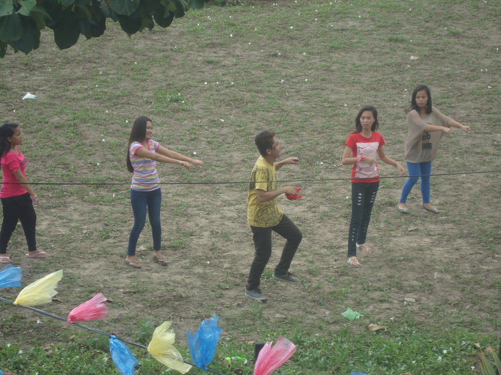 Филипините, юноши разучават танц
