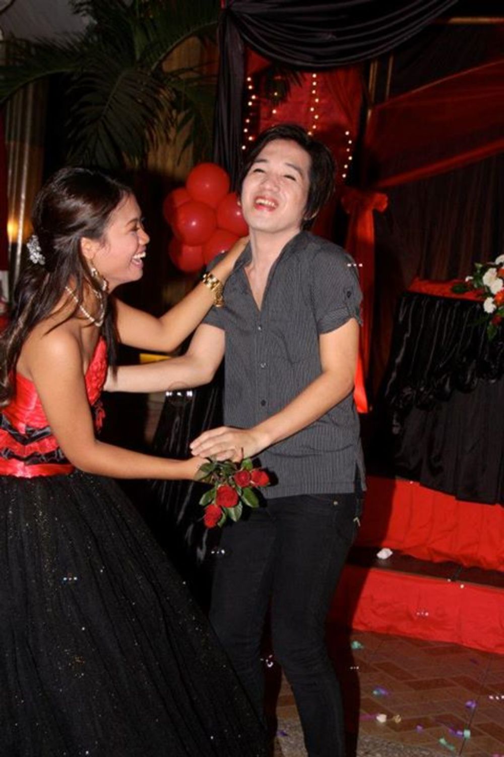 Филипините, Никол танцува с братовчед си
