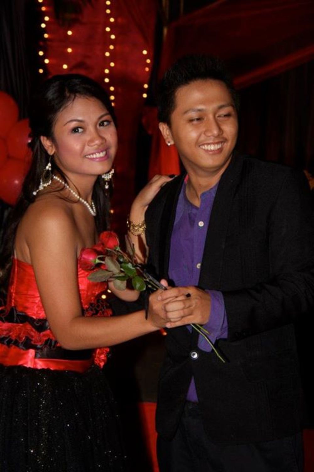 Филипините, Никол танцува с брат си Марк Антъни
