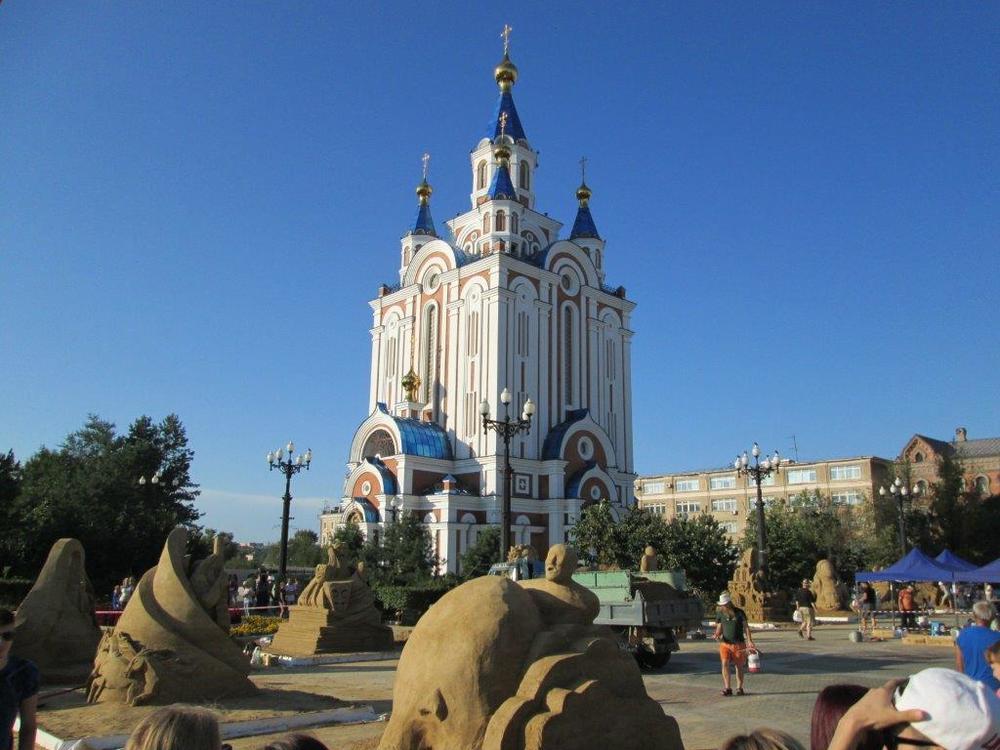 На площад Комсомолски, пред Успенската черква изграждаха пясъчни скулптури
