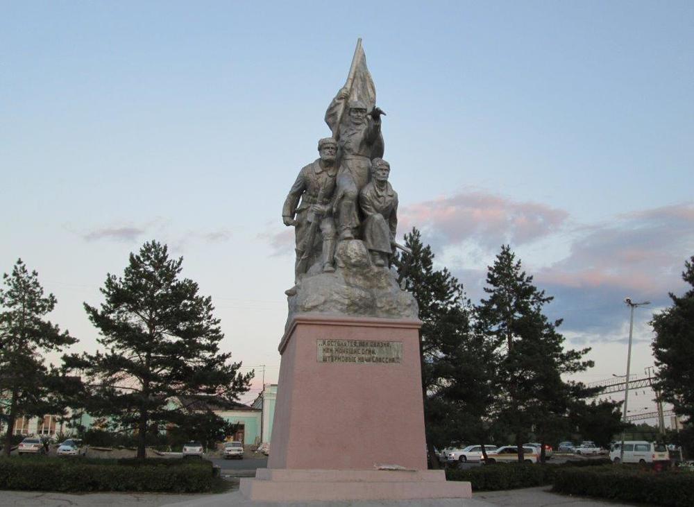 Паметникът на героите от Гражданската война, издигнат на предгаровия площад
