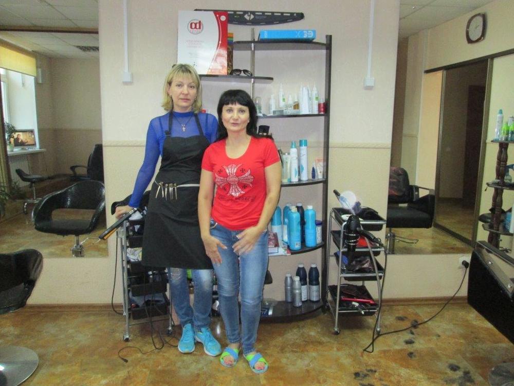 Двете фризьорки в Салона за красота „Клеопатра“, където се подстригах
