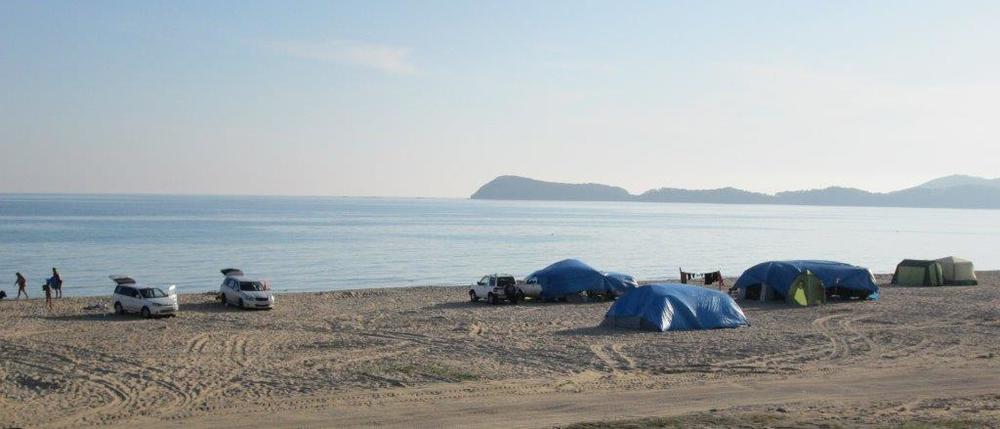По плажовете на Ливадия почиващите къмпингуваха на пясъка до морето
