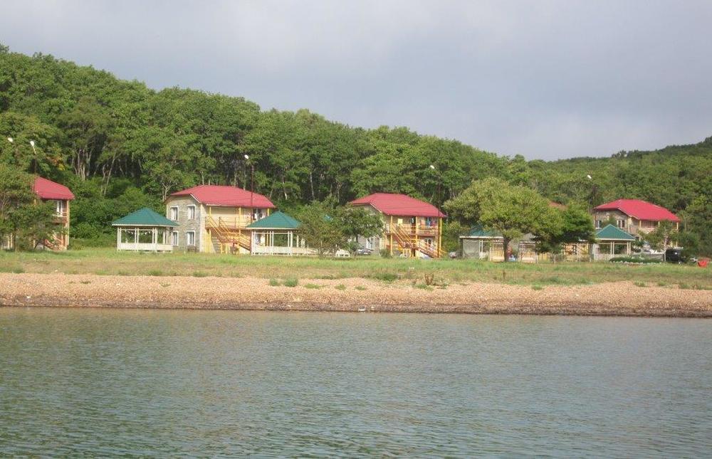 Двуетажни къщи за настаняване на почиващи край морския бряг
