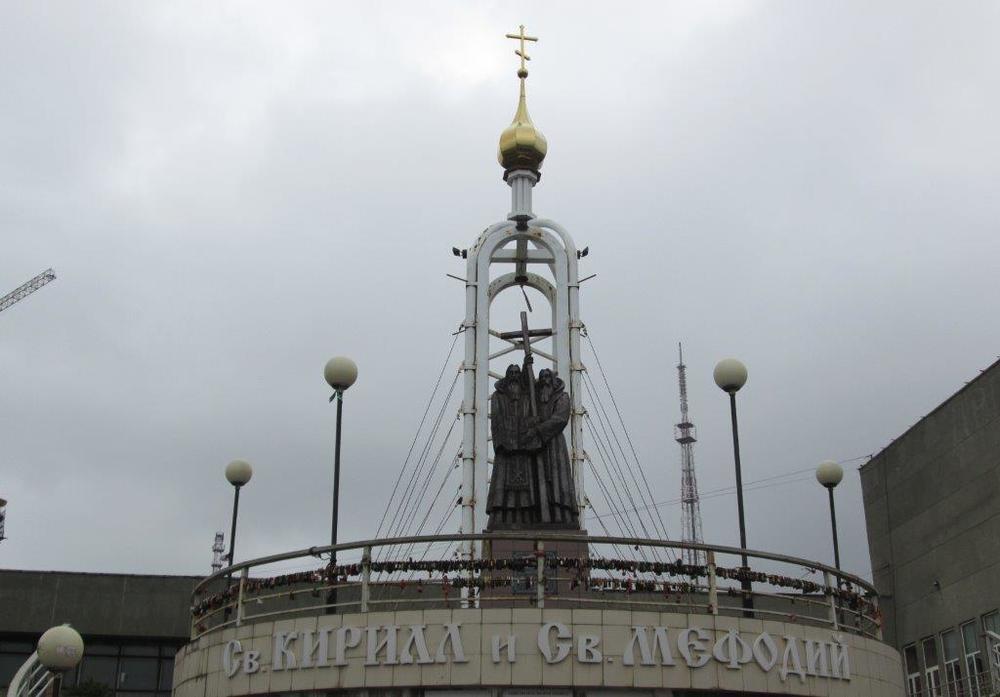 Паметникът на светите братя Кирил и Методий във Владивосток
