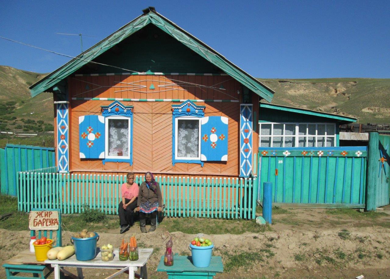 Селянки продават собствена продукция пред дома си в село Десятниково
