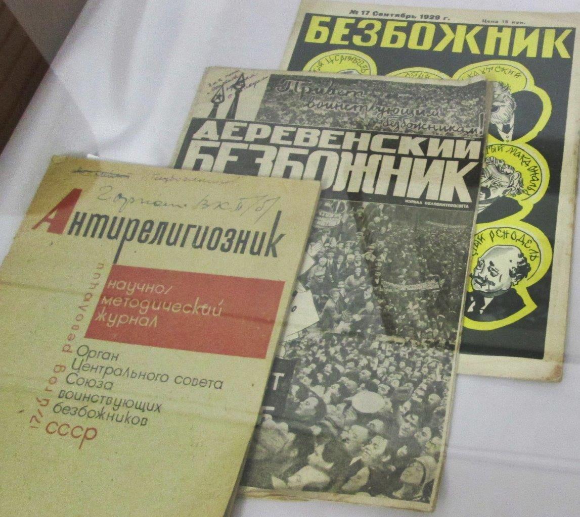 Списания с антирелигиозна насоченост, издавани през 30-те години на XX век. Музея в Улан Уде.
