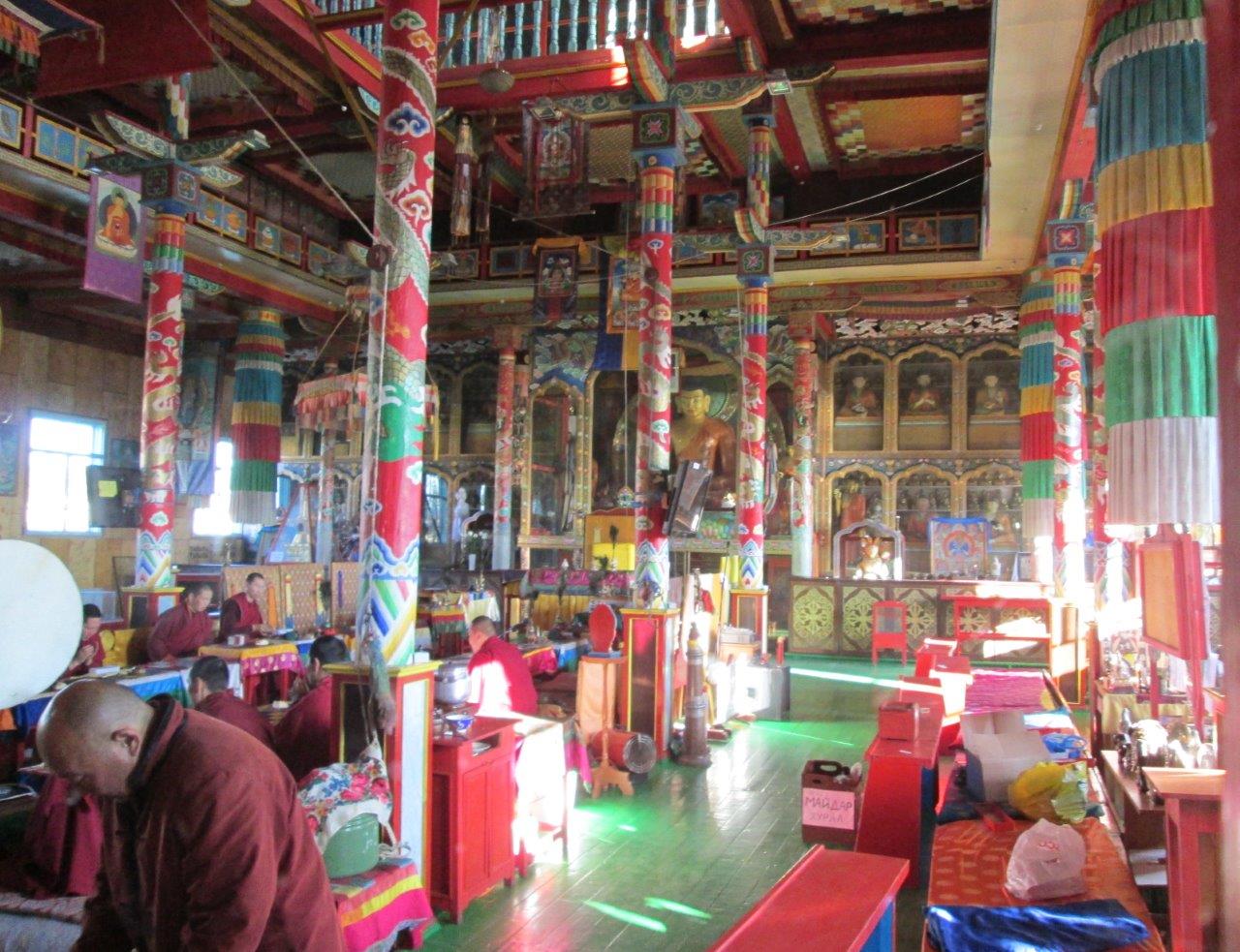 Сутрешната молитва на монасите в храма Цогчен-дуган

