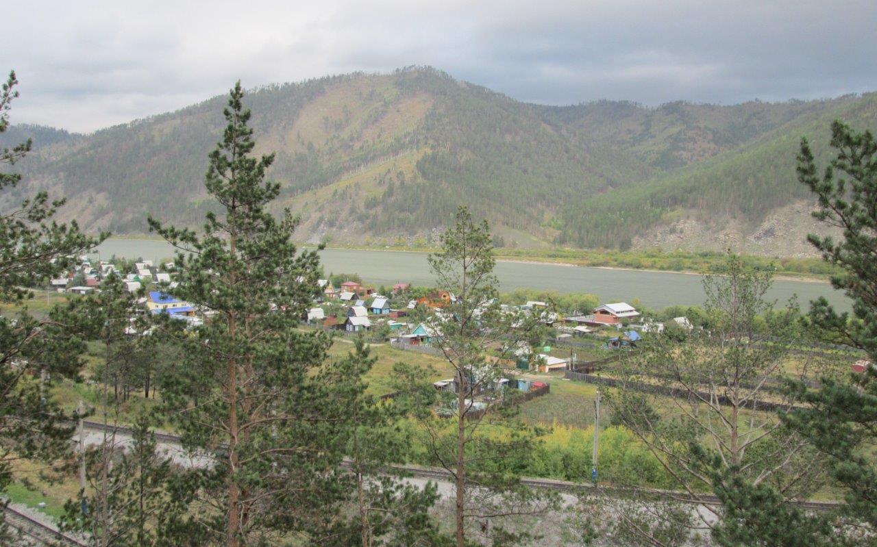 Поглед към река Селенга и малко сибирско село, разположено край брега й
