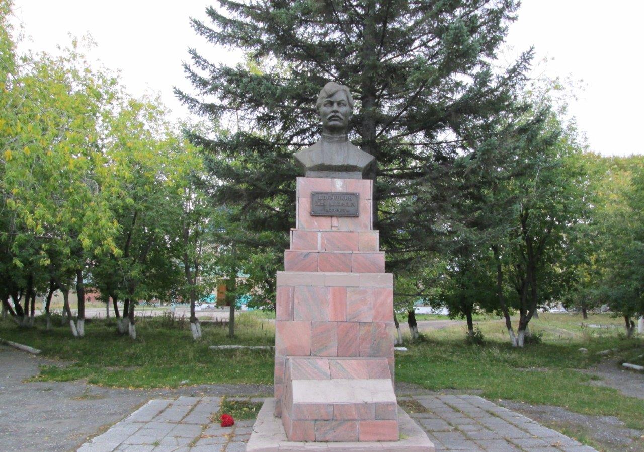 Паметникът на Бабушкин, издигнат на мястото където е разстрелян
