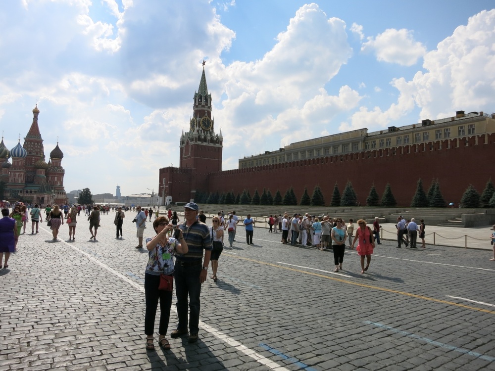 Голфаджия в Русия, Москва, Отляво храм "Василий Блажени", отдясно Спаската кула
