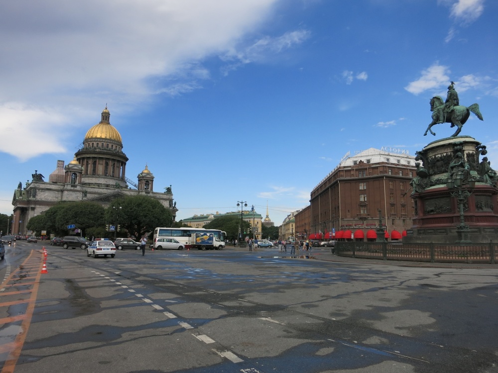 Голфаджия в Русия, Исакиевския собор и площада пред него. Паметникът е на Николай Първи
