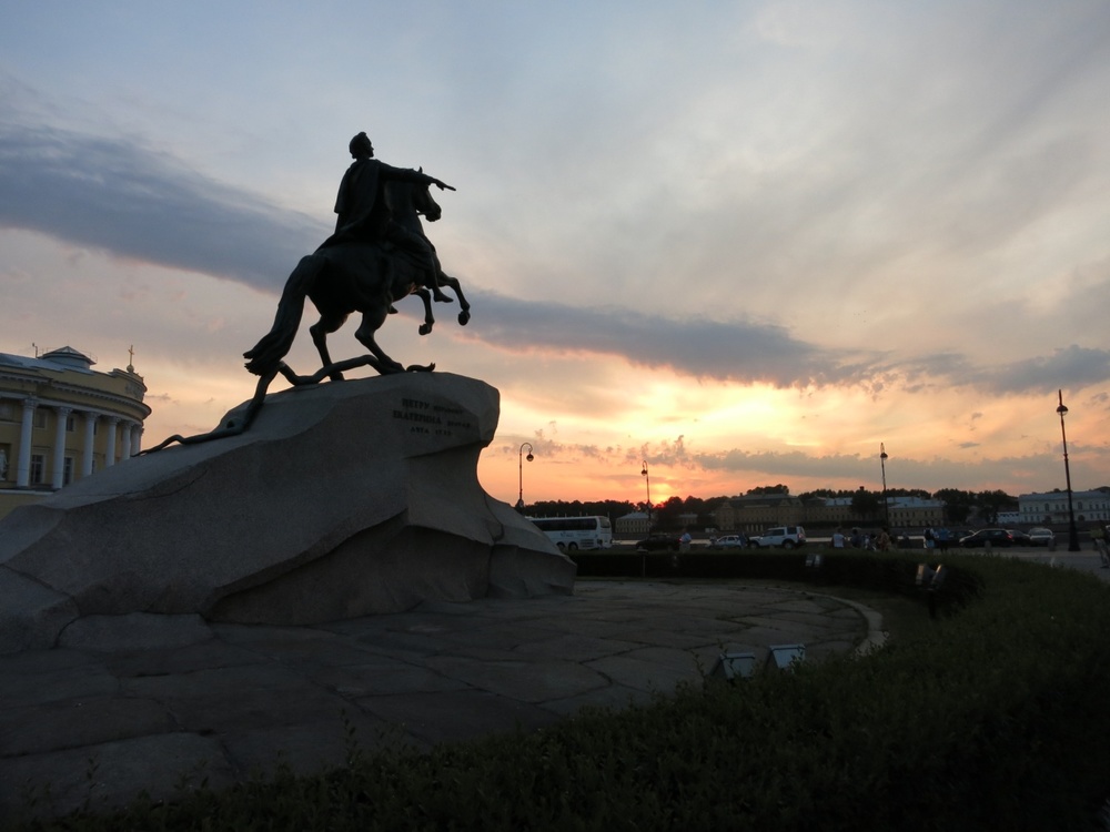 Голфаджия в Русия, Една вечерна снимка на паметника на Петър Велики
