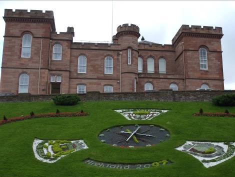 Шотландия, Замъка Гарисън (Garrison) в Инвърнес, гледан от три различни страни 
