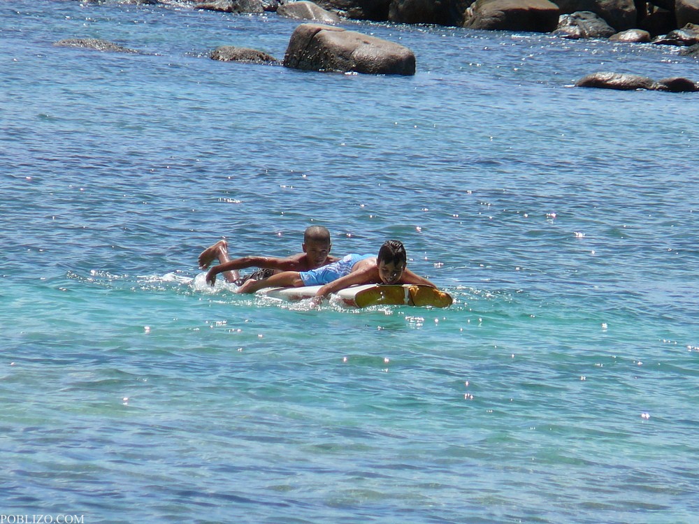 Сейшели, Деца играят във водата със сърф от дунапрен
