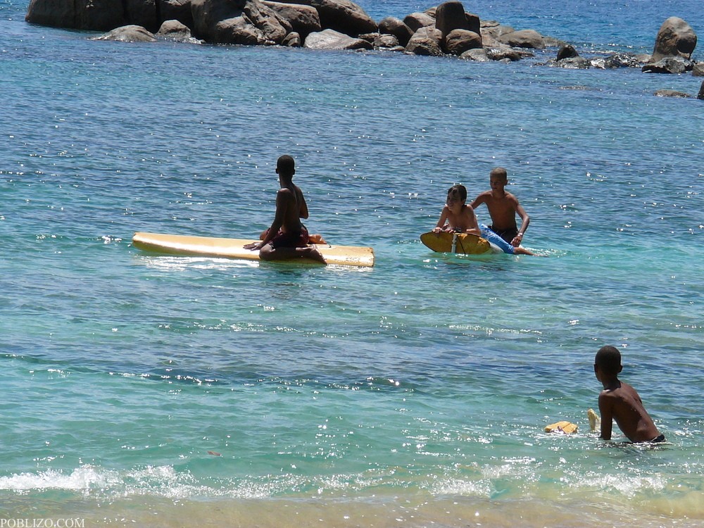 Сейшели, Деца играят във водата със сърф от дунапрен
