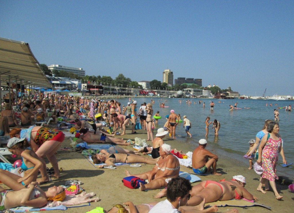 Градския плаж на Анапа беше претъпкан с почиващи
