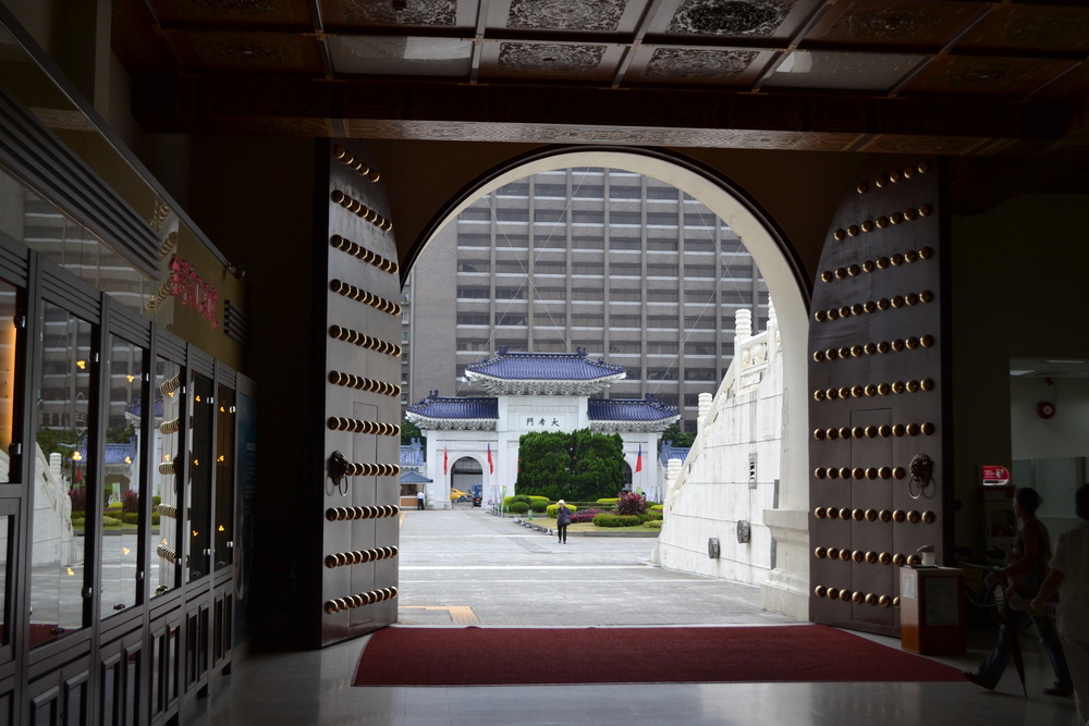 Тайван, Тайпе, през портите на мемориала

