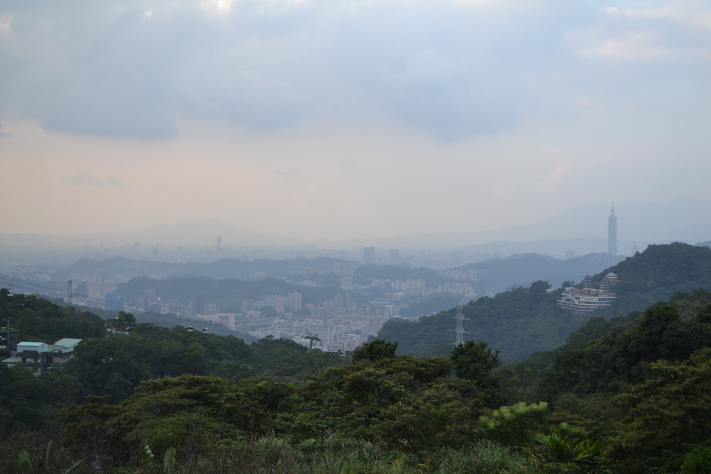 Тайван, Тайпе, Маоконг, гледката към града на свечеряване
