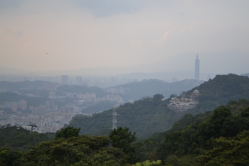Тайван, Тайпе, Маоконг, гледката към Тайпе 101 на свечеряване
