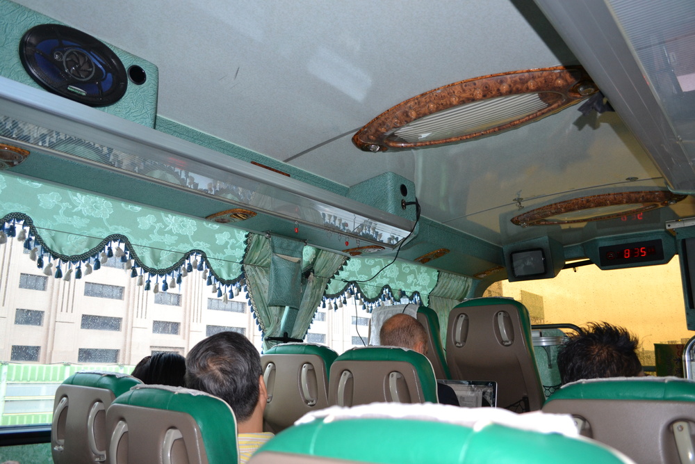Тайван, Тайпе, Автобусите украсени с перденца и облицовани с пвц ламперия се водят луксозни. Тези без - обикновени.

