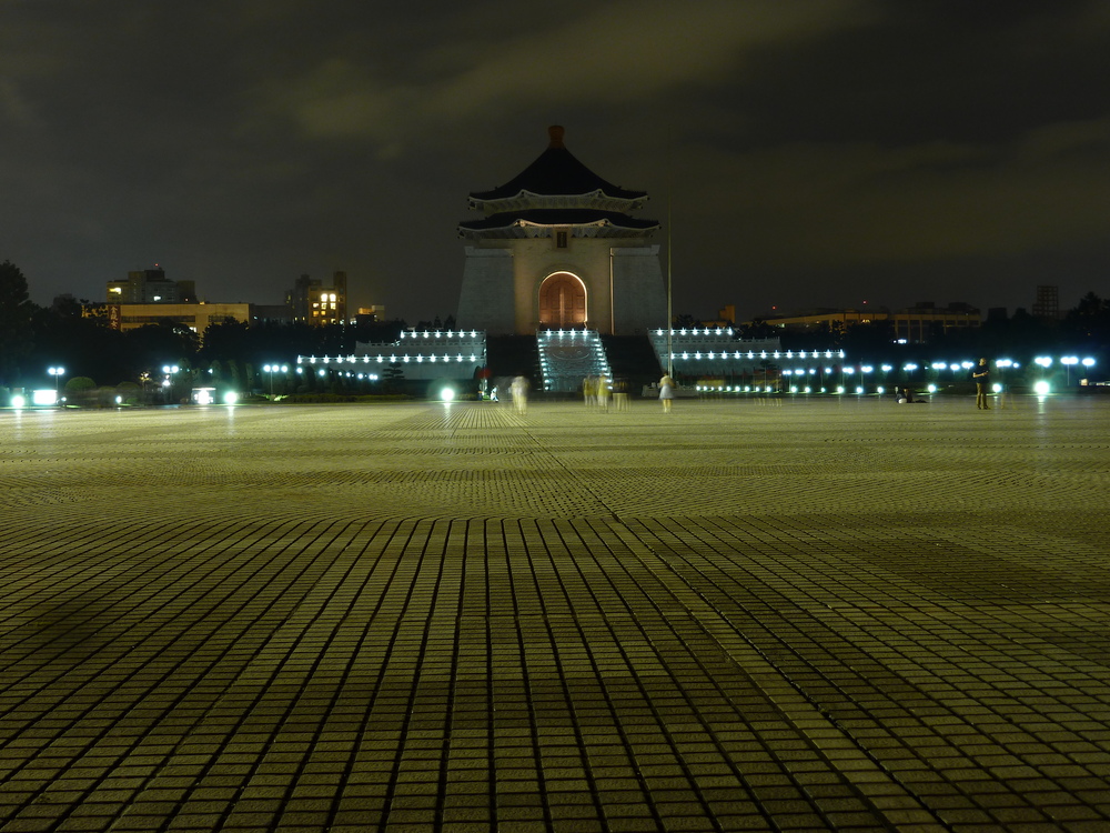 Тайван, Тайпе, мемориалът на Чан Кай Шек нощем
