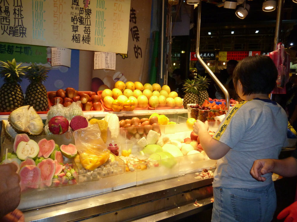Тайван, Тайпе, Сергия за плодове. Продават се обелени и нарязани. Готови са за ядене.
