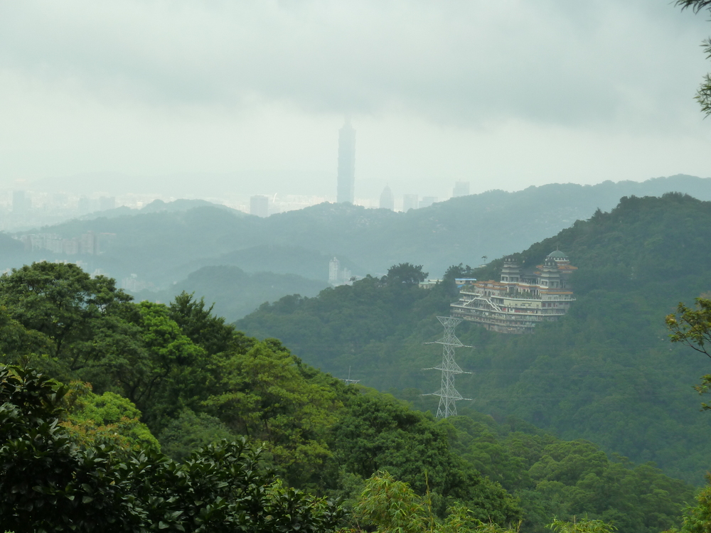 Тайван, Тайпе, гондолата за Маоконг. Изглед от гондолата към Тайпе 101.
