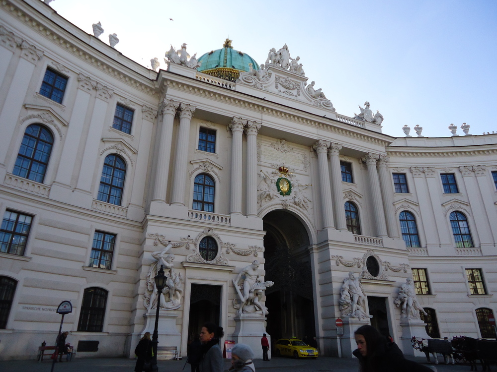 Виена,Парадният вход на Хофбург - градската императорска резиденция
