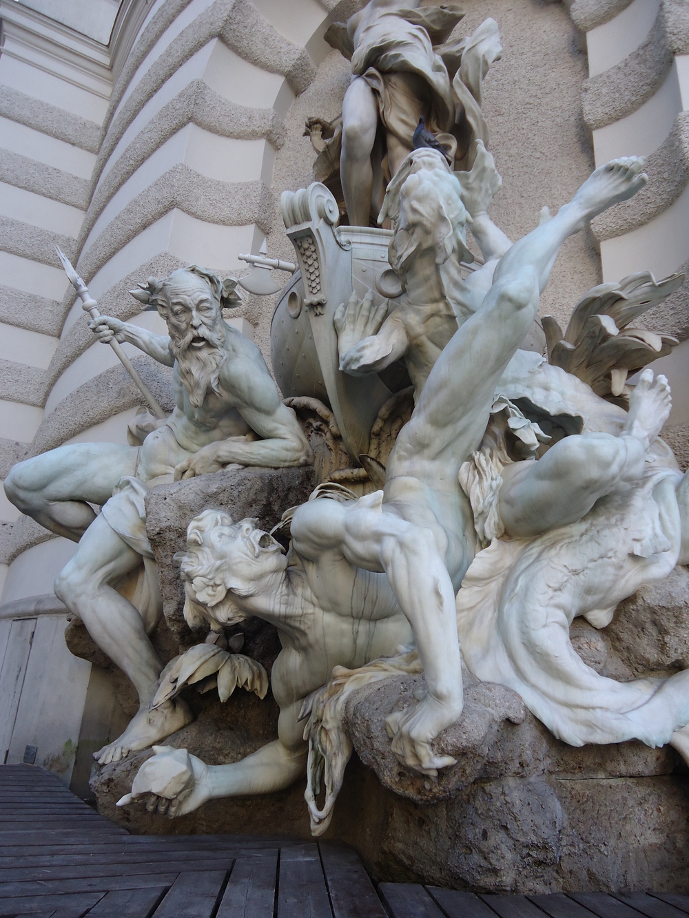 Виена,Една от скулптурите при входа
