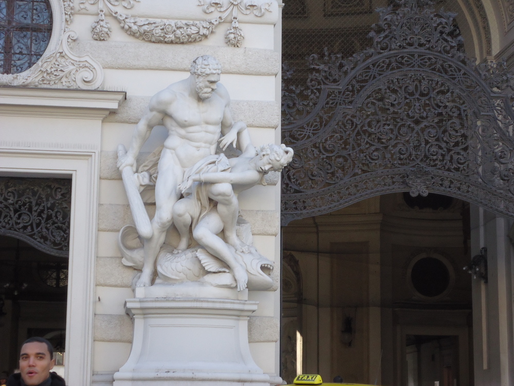 Виена,Изящно-дантелената метална тиара над входа
