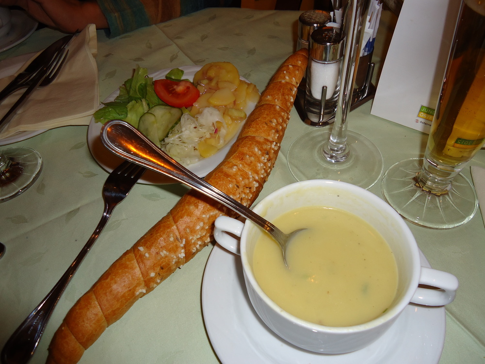 Виена,Но виенското хлебче с крем-супа и салатка не са лоши
