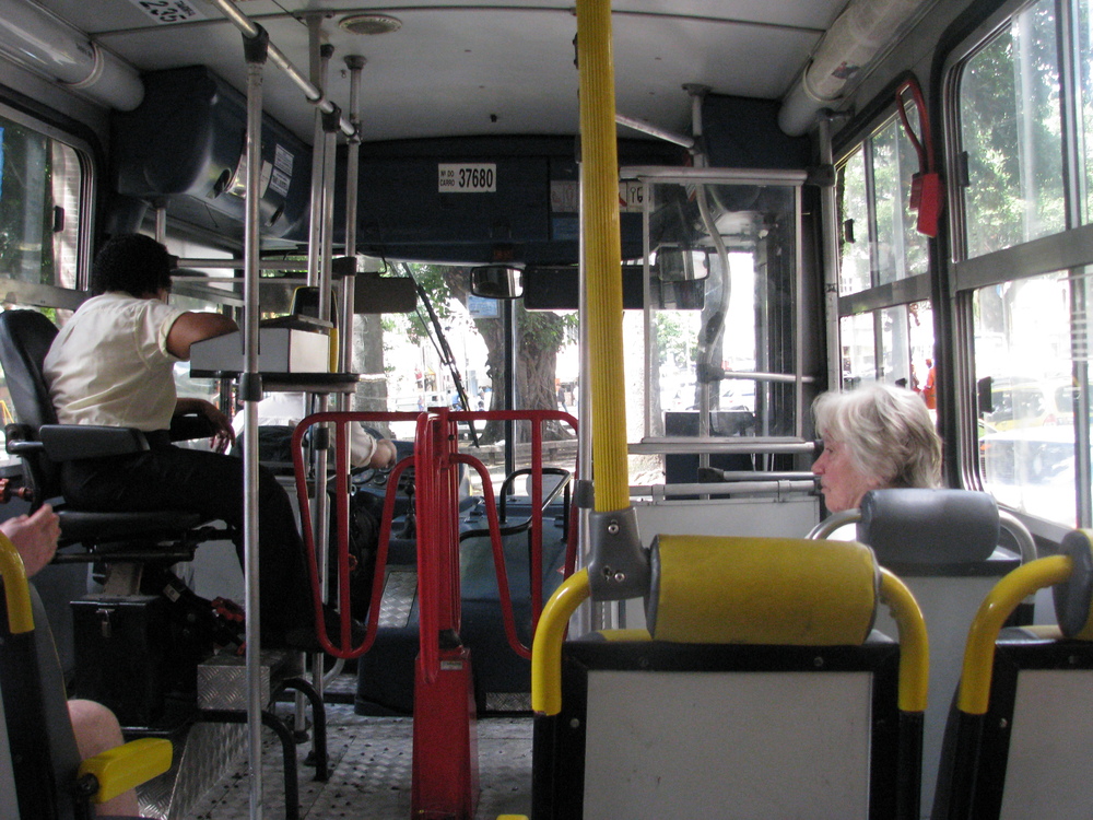 Бразилия, Рио де Жанейро, Един от бразилските автобуси с механичен брояч, който трудно може да бъде описан, така че по-добре го вижте!
