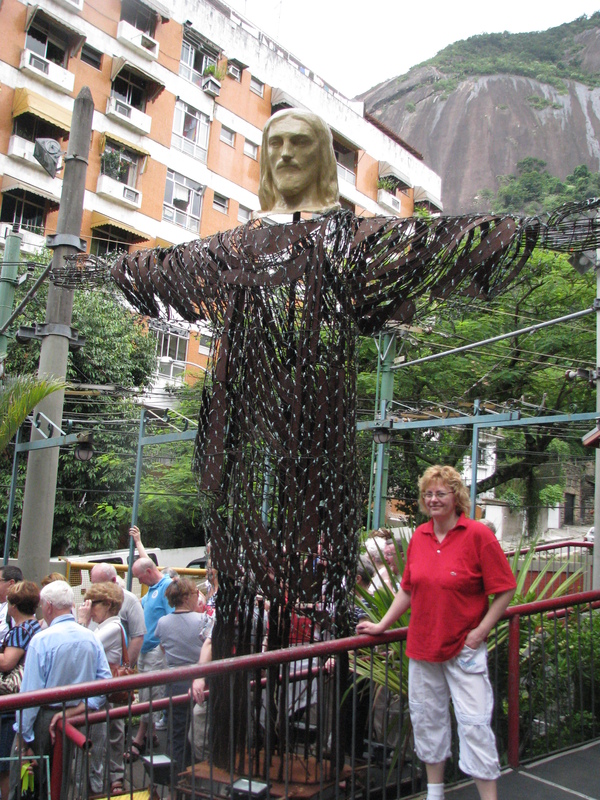 Бразилия, Рио де Жанейро, Козмо Вельо - куклата на Христос пред входа на влакчето за Корковадо
