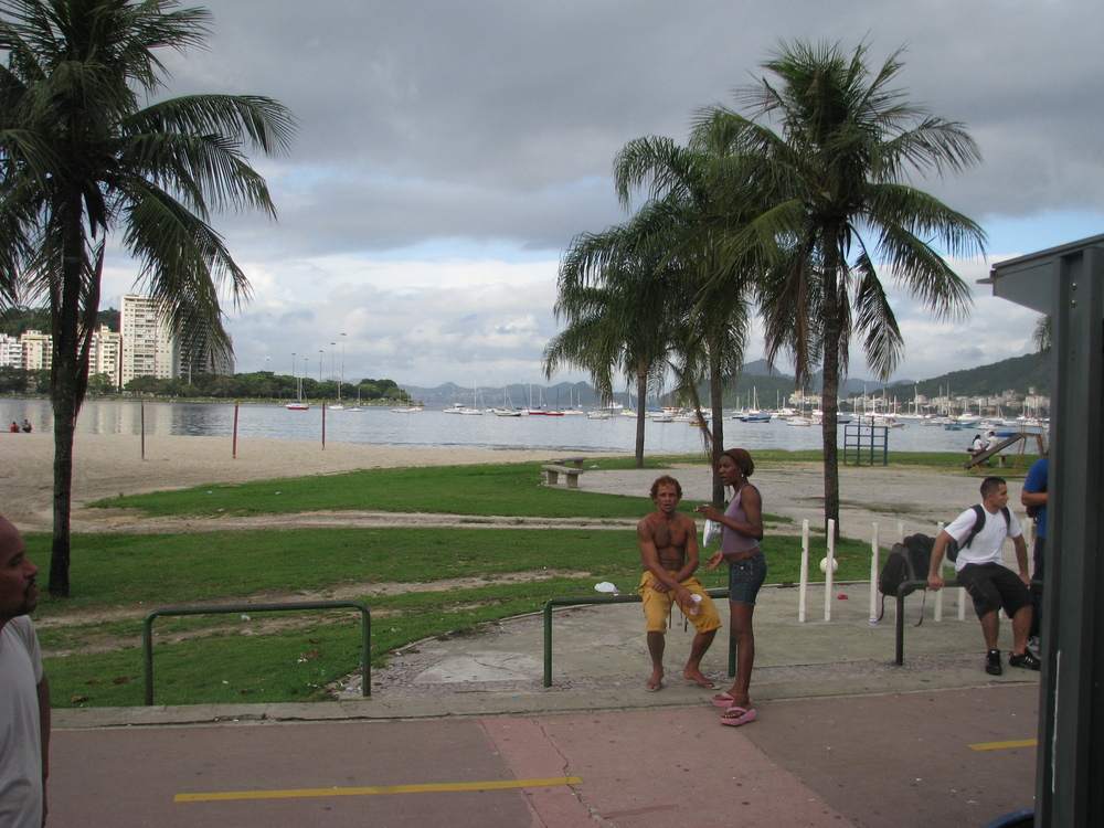 Бразилия, Рио де Жанейро, Кариоките не могат да стоят спокойно дори, когато чакат автобус
