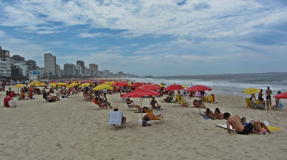 Бразилия, Рио де Жанейро, Плажа на Ипанема през уикенда
